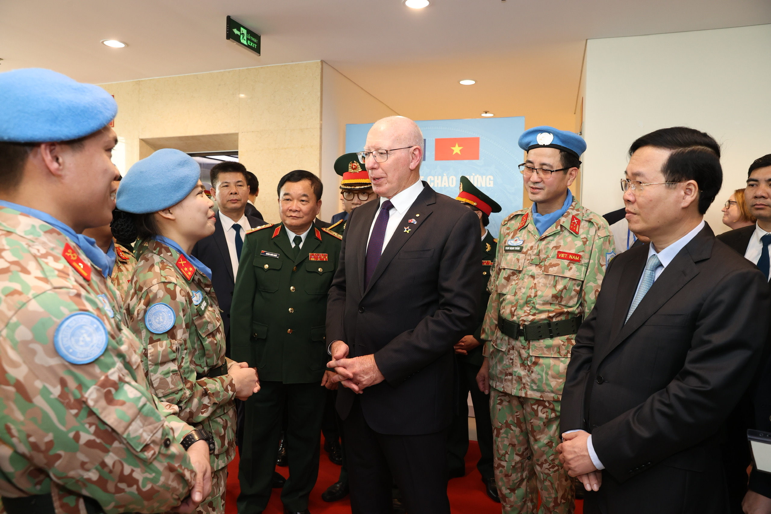 Chủ tịch nước Võ Văn Thưởng và Ngài Toàn quyền Australia giao lưu với lực lượng Gìn giữ hoà bình Việt Nam
